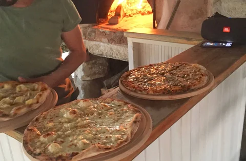 Odun fırınından çıkan pizza