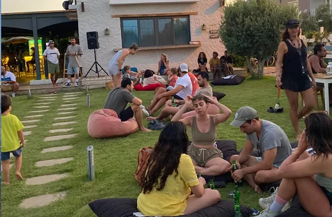 Çim alanda bir araya gelen kamp misafirleri