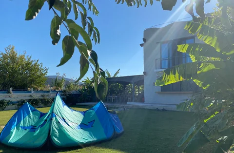 Bahçedeki çadırlar ve konaklama binası