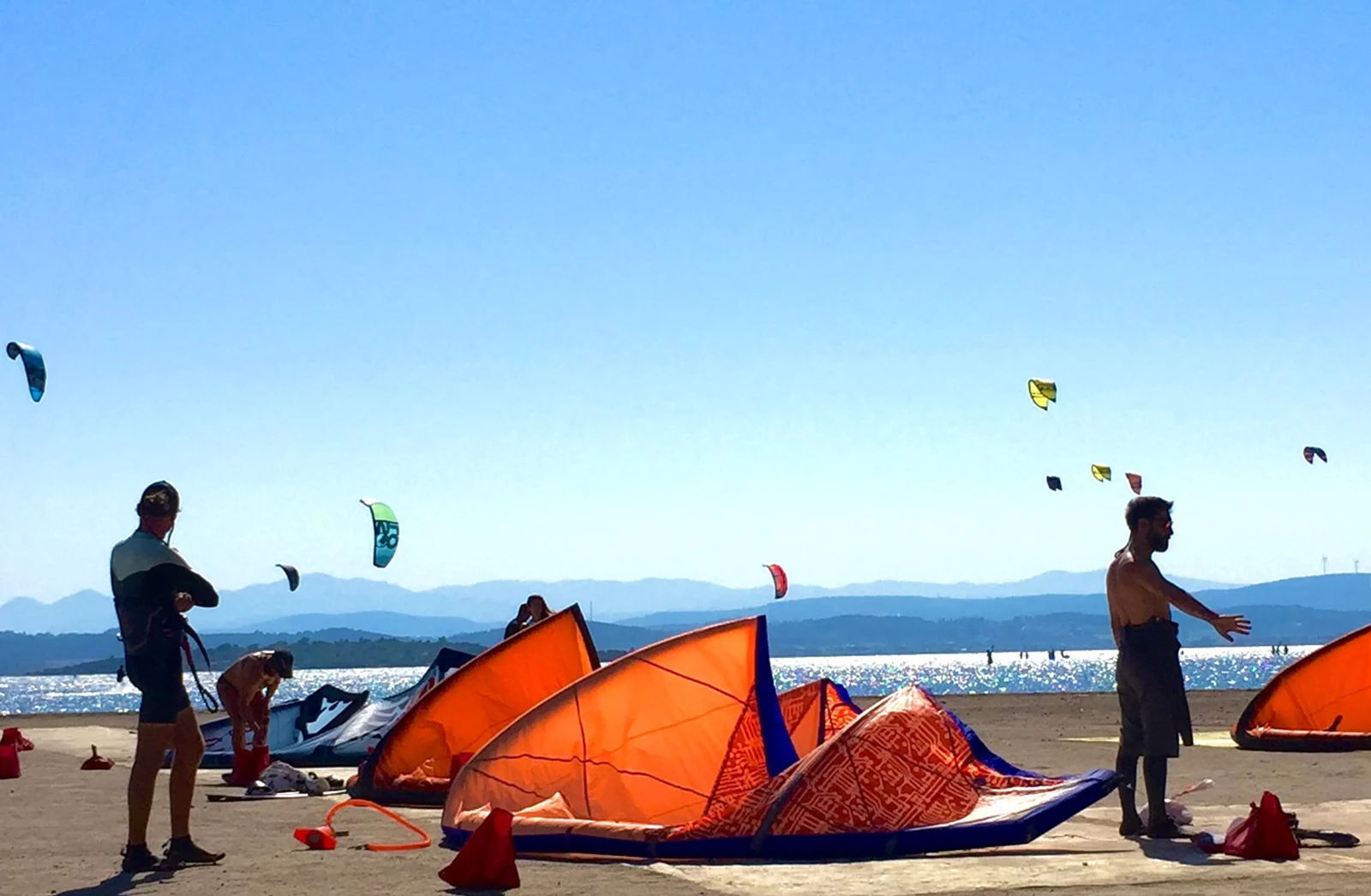Sahilde hazırlanmış kitesurf uçurtmaları