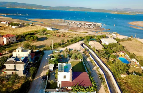 Gülbahçe kıyısı ve kamp alanının havadan görünümü
