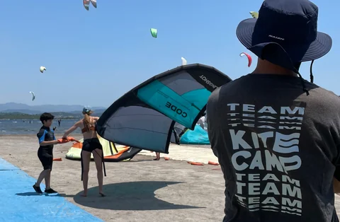 Sahilde uçurtma ekipmanıyla Urla Kite Camp ekibi