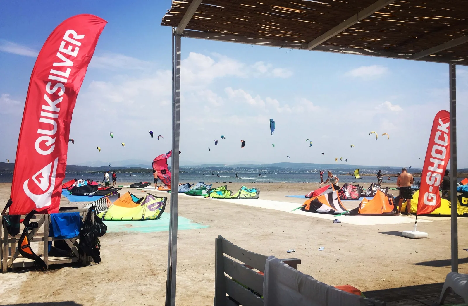 Gülbahçe sahilinde kitesurf uçurtmaları