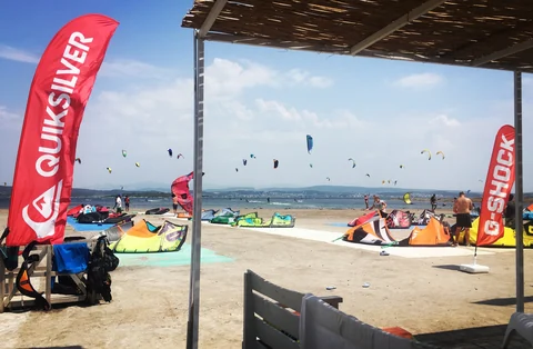 Gülbahçe sahilinde kitesurf uçurtmaları